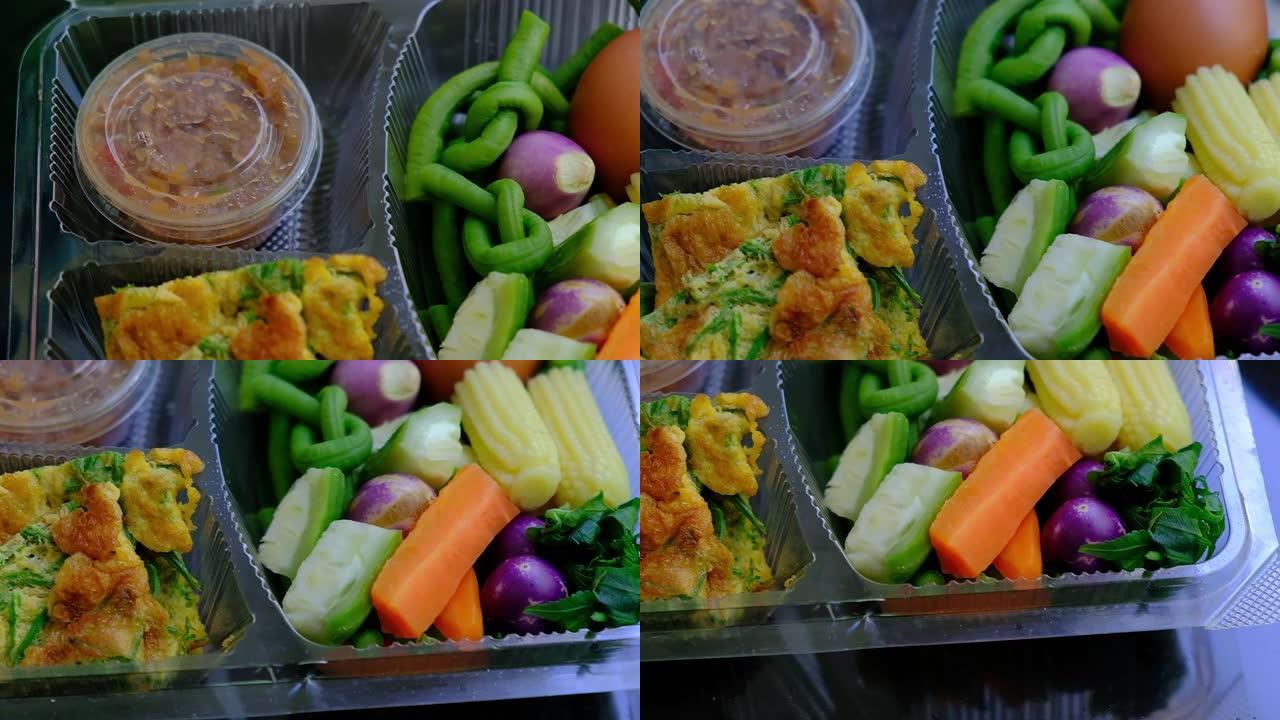 透明塑料盒中的蔬菜