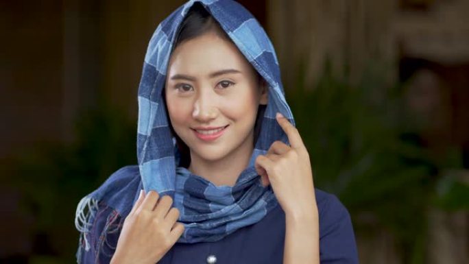 穿着泰国传统服装戴头巾的美女