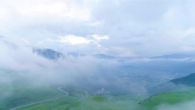 空中无人驾驶飞机画面飞过玉府山的云层。