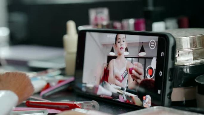 亚洲年轻女孩博客在线录制自拍vlog视频与化妆口红化妆品。社交媒体概念的影响者-股票形象