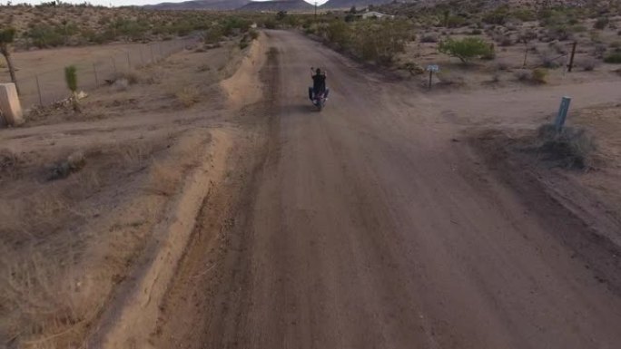 莫哈韦沙漠公路上的摩托车手