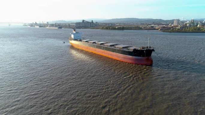 位于美国俄勒冈州和华盛顿州之间边界的哥伦比亚河锚地上的货船。无人机空中低空视频与轨道摄像机的运动。