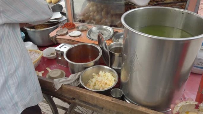 传统的北印度街头小吃正在准备中