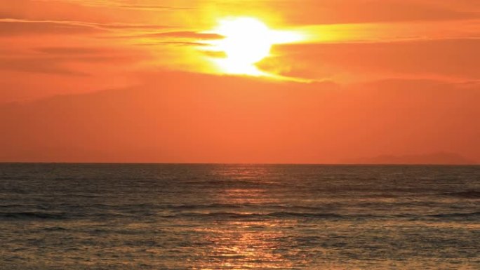 日落反映在海滩上挥舞的海洋上