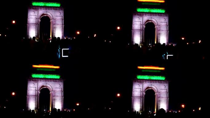 人们晚上在印度德里的印度门参观