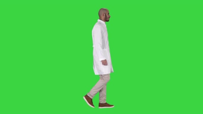 身穿白袍的阿拉伯医生在绿幕上行走