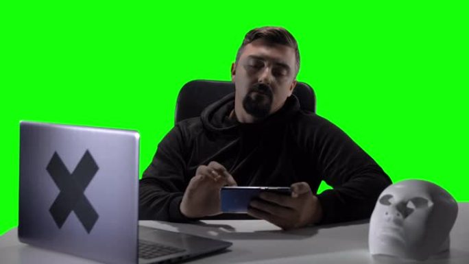 黑客玩他的手机，色键绿色屏幕背景