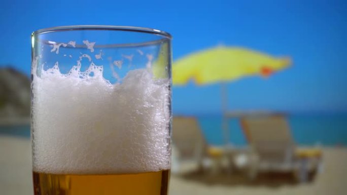 晴天沙滩上的啤酒