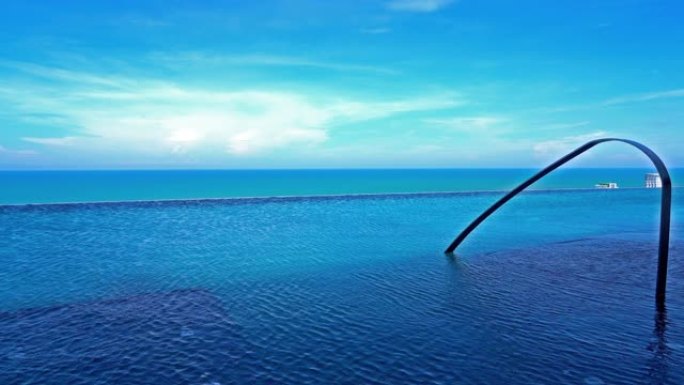 美丽的雨伞和游泳池周围的椅子近海边