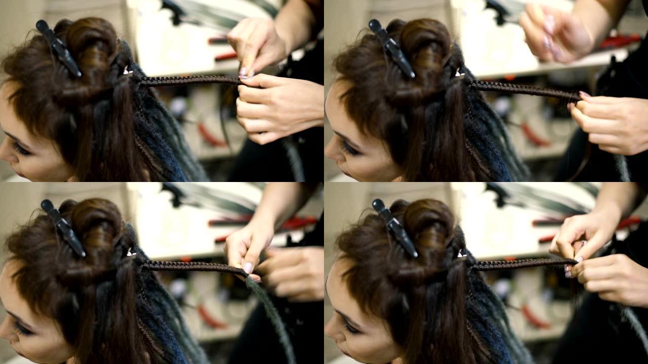 女孩理发师在沙龙里编织辫子客户