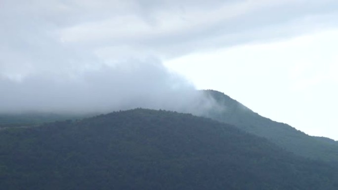 雨云越过山丘