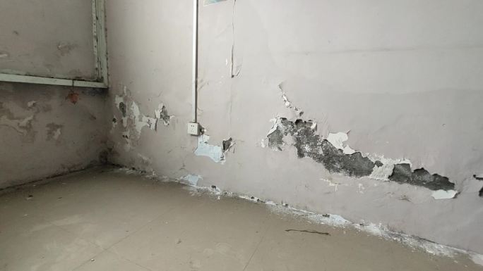 实拍房屋屋内漏水返水返潮墙皮脱落掉漆