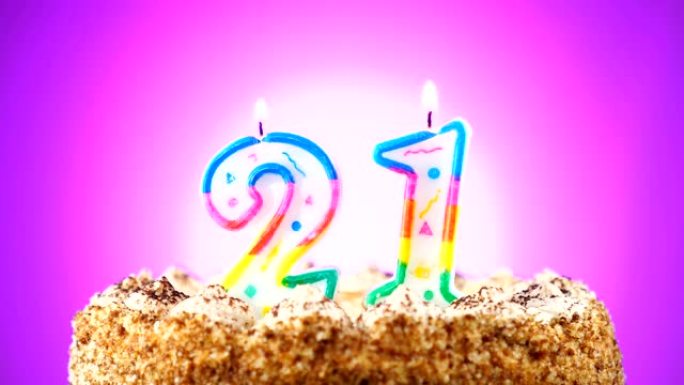 带有燃烧的生日蜡烛的生日蛋糕。21号。背景改变颜色