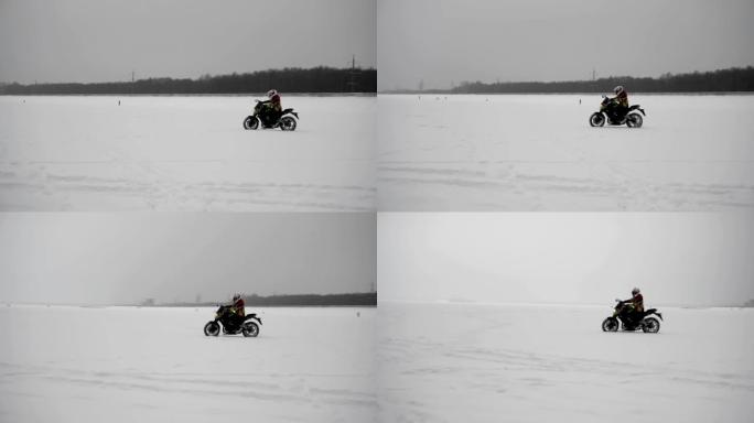 摩托车手职业运动员在雪地里骑冬季赛道，侧视图。