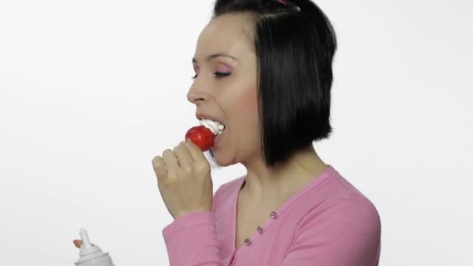 女人吃草莓加奶油，说好吃。咬了一口，说想咬
