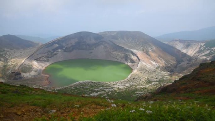 枣山的奥卡马火山口湖