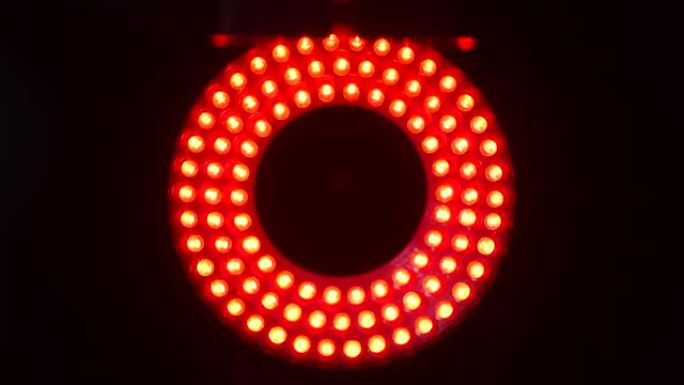 机械臂将红色发光二极管灯移动到中心。