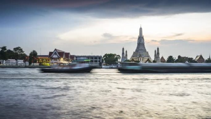 曼谷的寺庙地标 “Wat Arun” 在浓墨重彩的日落下反映在chaopraya河上