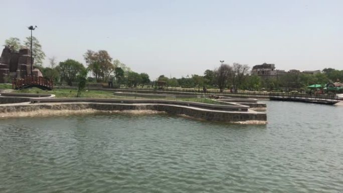 在巴基斯坦拉合尔旁遮普米纳尔伊克巴尔公园的湖上跳舞的喷泉