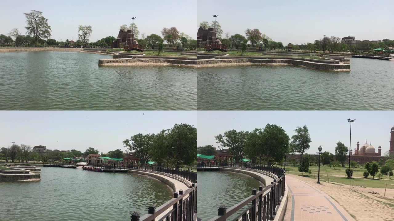 在巴基斯坦拉合尔旁遮普米纳尔伊克巴尔公园的湖上跳舞的喷泉