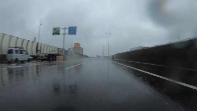 雨天高速公路行驶