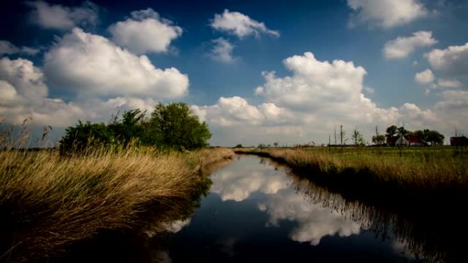 比利时法兰德斯，乡村春季风景: polder典型的水渠时间流逝
