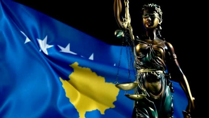 带有科索沃国旗的正义雕像