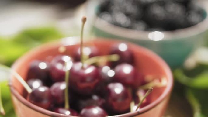 陶瓷碗中的甜樱桃，特写。樱桃特写。新鲜的夏季浆果。健康食品概念。