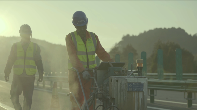 高速公路铺路修路建设筑路工人热火朝天