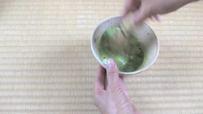 用陶茶杯和竹制搅拌器制作抹茶绿茶