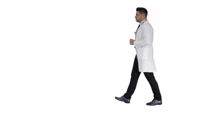 行走的男医生经过在白色的背景
