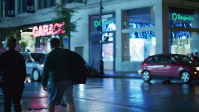 人们在夜间行走和汽车行驶