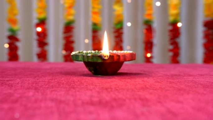 在Raksha Bandhan或排灯节之际，向上倾斜燃烧的diya镜头