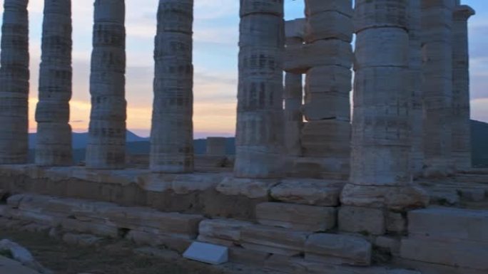 希腊日落时在苏尼奥角的波塞冬神庙遗址