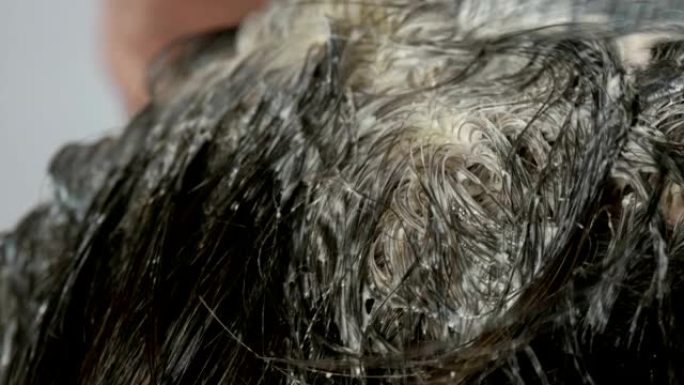 女性根部的白发，本身在家里用刷子染发