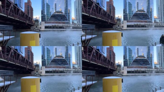 随着气温骤降和通勤者聚集在雪地上，蒸汽从芝加哥河的水中升起。
