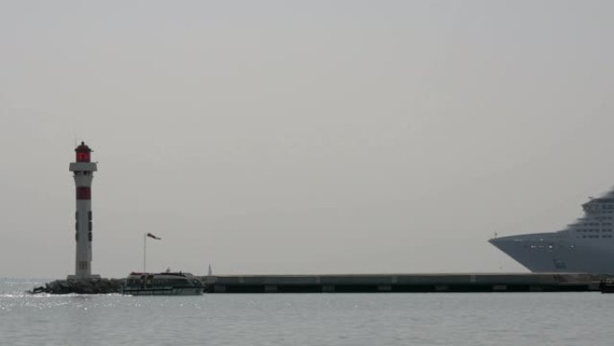 直升机场码头边航行的观光船