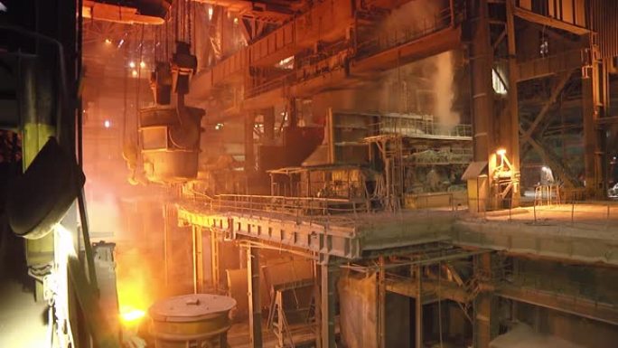 将铁倒入转炉的过程。冶金厂的钢铁生产。