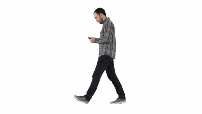 年轻聪明的休闲男人在白色背景上的手机上行走和阅读消息