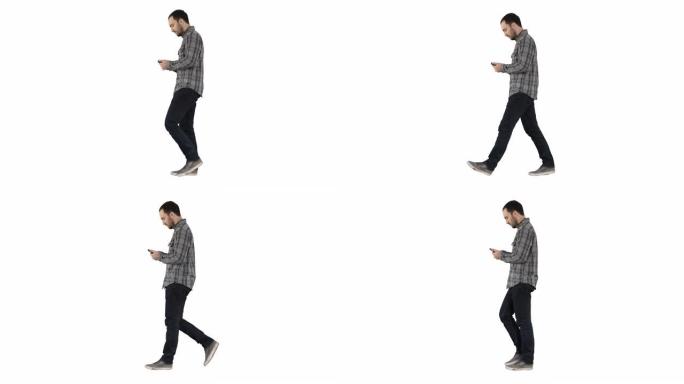 年轻聪明的休闲男人在白色背景上的手机上行走和阅读消息