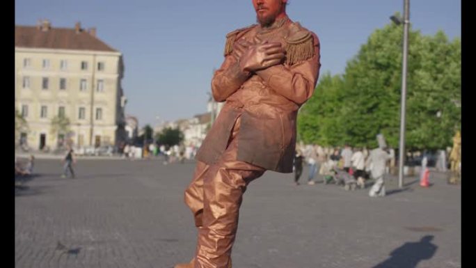 打扮成青铜雕像的街头表演者