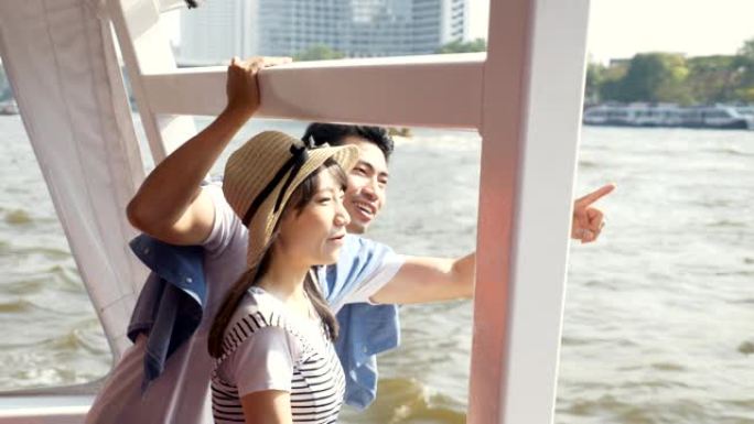 亚洲夫妇在泰国曼谷湄南河的船上观赏风景。