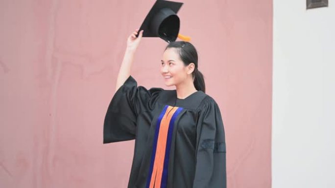 亚洲女学生毕业于大学，获得学士学位。