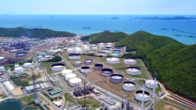 泰国春武里府Laem Chabang工业工程概念中的石化炼油厂和海洋的鸟瞰图。油气罐行业。现代工厂。