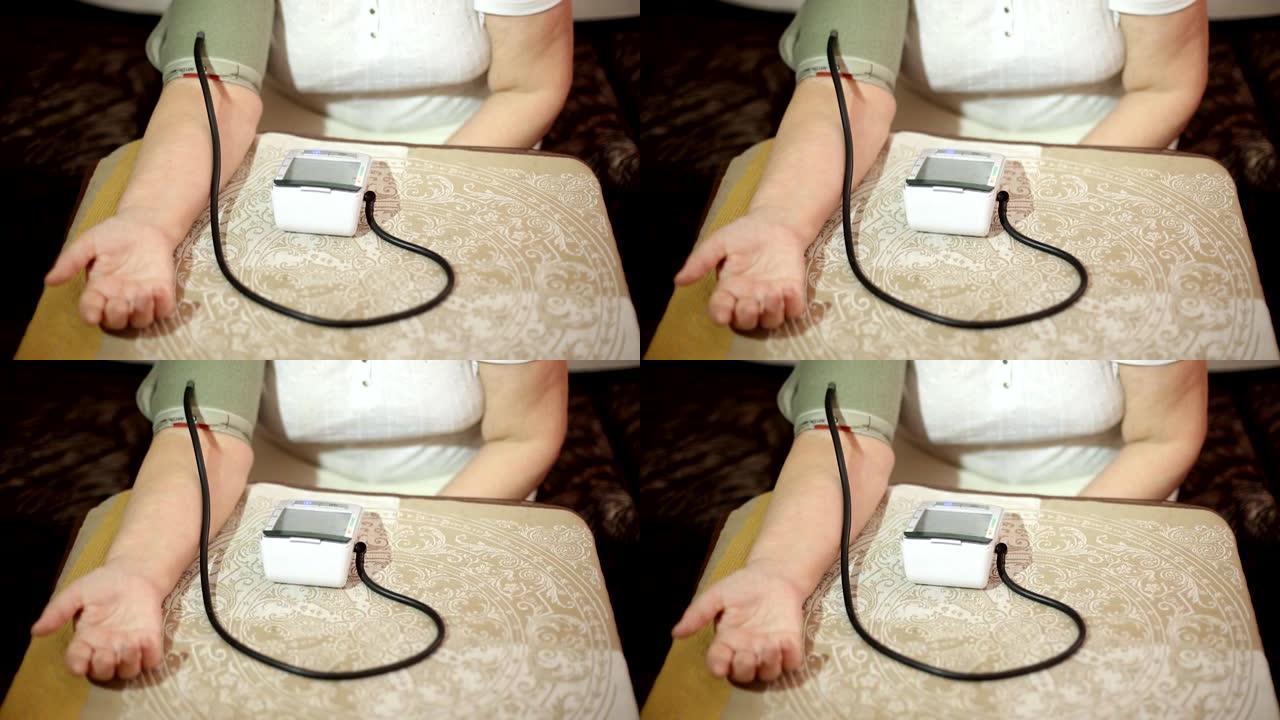 测量血压的成年女性。成年后的医疗保健