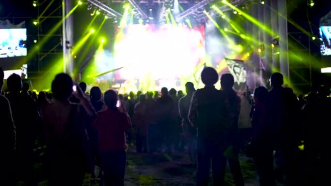 户外浮华摇滚音乐会与粉丝在中国的夜晚。
