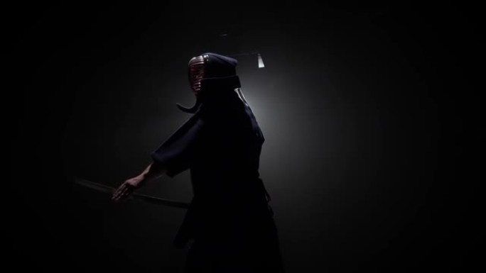 剑道战士正在用武士刀练习武术。慢动作