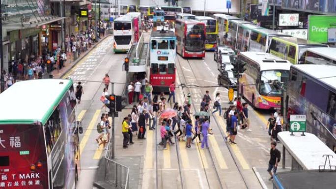 实时视频人们走过轩尼诗道铜锣湾，在香港中环道购物，在香港famaus place乘电车和火车旅行