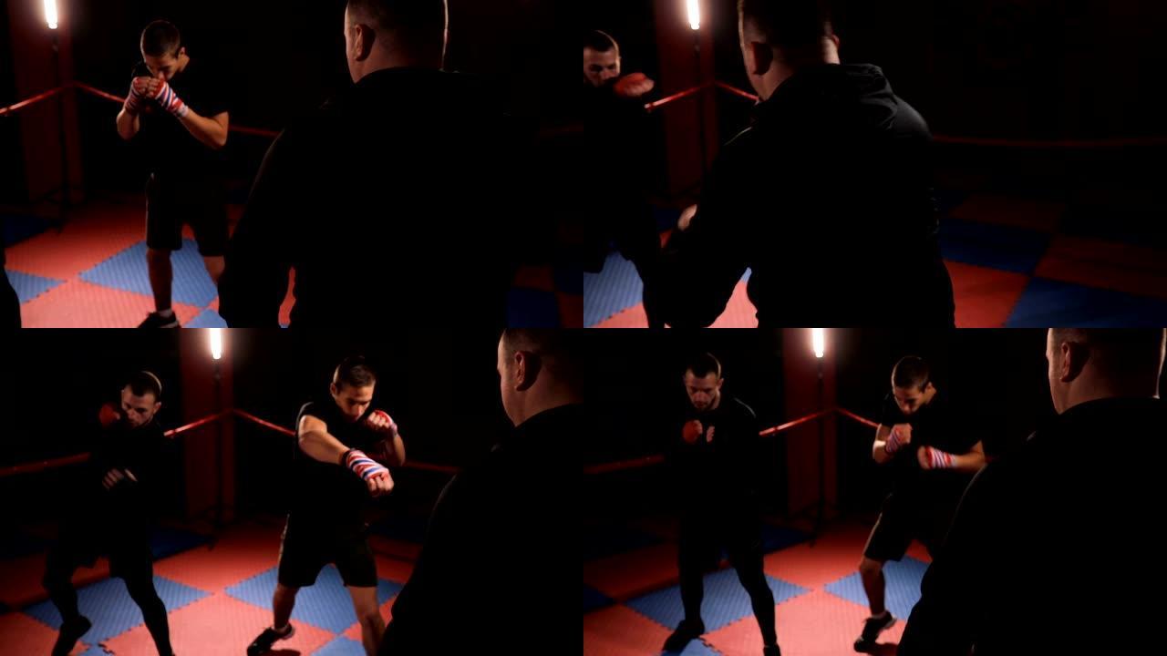 教练在训练中向拳击手展示动作