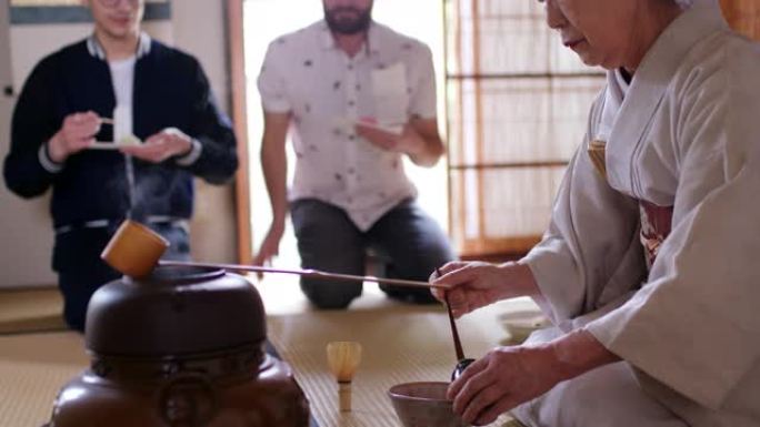 游客享受传统的日本茶道